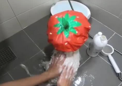 给小狗买来一个草莓苗浴帽,小宝贝带著遮阳帽老老实实洗澡的模样,太萌了