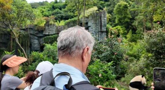 全球影人成都熊猫谷邂逅国宝 畅谈电影与文化交流