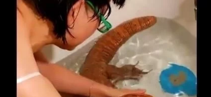 女子帮宠物洗澡 看上去就是一块肉,仔细一看吓坏了