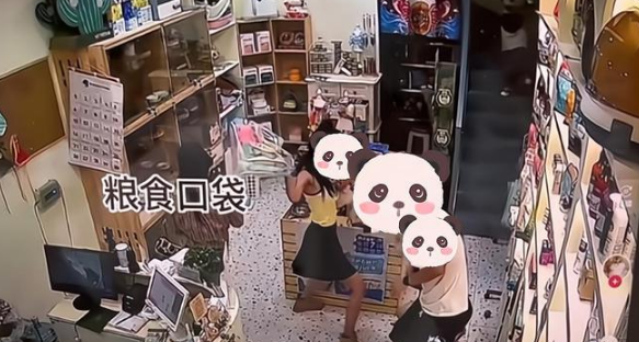 嫌店员给狗洗澡不够温柔,情侣拖拽踢打店员