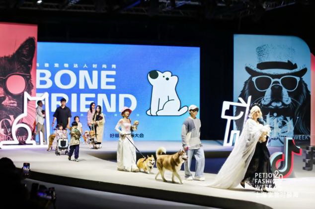 宠物经济蓬勃发展!第三届上海宠物时装周在杨浦滨江开幕
