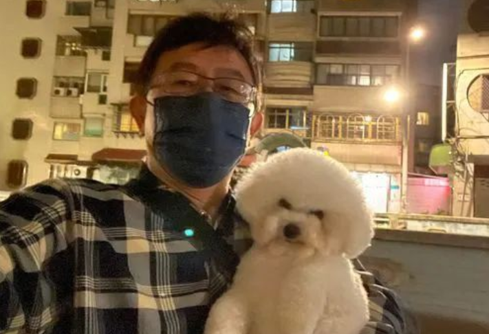 送去洗澡忘了接,比熊很生气,这表情一看就不好哄!