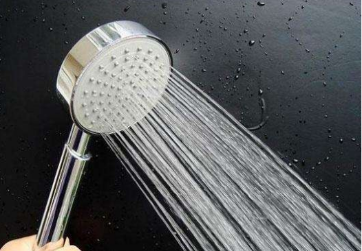 正确的狗狗洗澡姿势来啦!快给你家的毛孩子“翻翻新”~