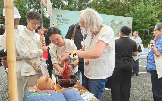 全球影人成都熊猫谷邂逅国宝 畅谈电影与文化交流