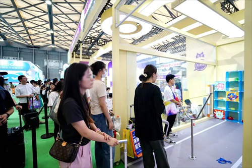 上海亚宠展宠爱国际展厅备受关注，高端宠物医疗服务成吸睛亮点