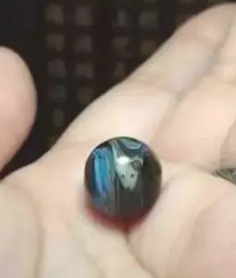 将14岁家狗骨灰烧制硫璃，她见圆珠上浑然一体的黑与白狗脸，红了眼圈…