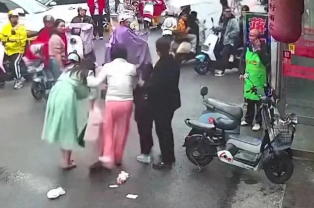 闹大了!江苏被咬女子恐毁容,狗主人邻居发声:她家松狮从不栓绳