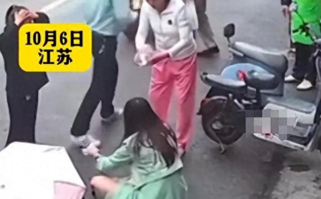 江苏女子携女贴脸逗狗被撕咬,其女疑抓耳激怒松狮,主人:会赔偿