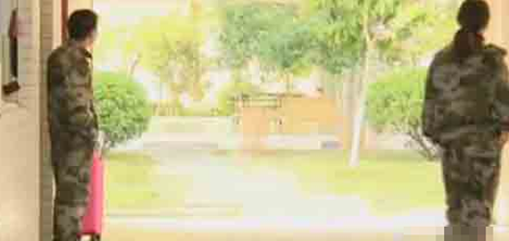 几名教官在女生宿舍楼下合伙杀害狗烤食 遭到社会的谴责