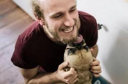 狗狗为什么喜欢舔人？并不只是爱你这么简单哟