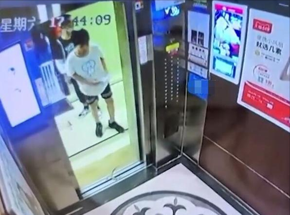 粗心!男子牵狗欲乘电梯,等同伴时门关闭,狗被夹吊电梯内狂挣扎