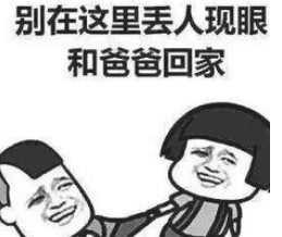 女子接了个电話,扭头一看狗狗坐到那一动不动