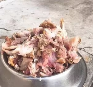 阿嬷原本只给骨骼黑狗吃,如今碗里的肉满到即将外溢来!