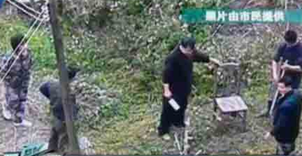 几名教官在女生宿舍楼下合伙杀害狗烤食 遭到社会的谴责