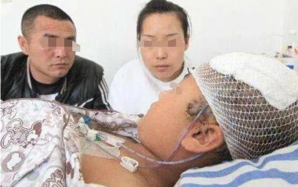 5岁男孩在小区被狗咬,全家找上门去理论,看见咬人狗,众人沉默