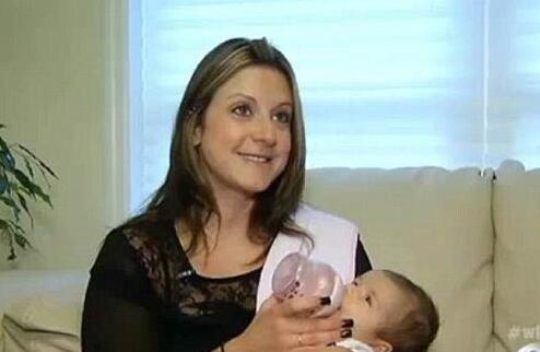 夜晚狗狗突然朝主人大叫，主人醒来后，才知狗狗救了自己孩子的命