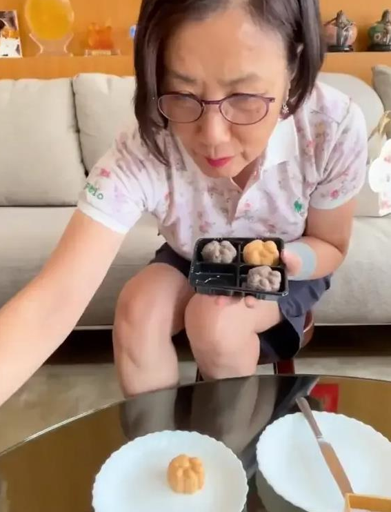 汪明荃和罗家英月饼收多了,竟拿出来喂狗了?
