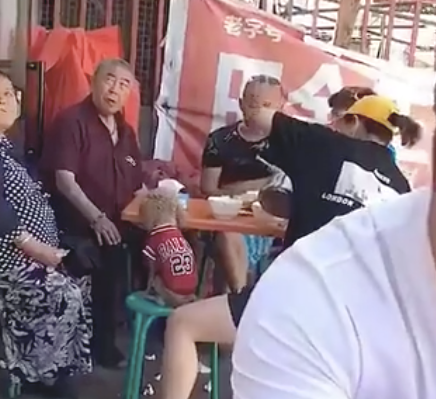 网友和盆友去玩,却察觉自己和一只狗狗撞衫了,也太尴尬了吧!
