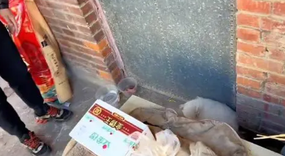 主人离世,狗狗依然守在门口,想要等他回来