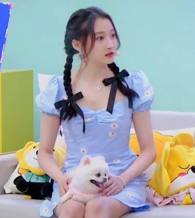 看到关晓彤给狗起的名字,网友狂笑:比我还敷衍哈哈哈!