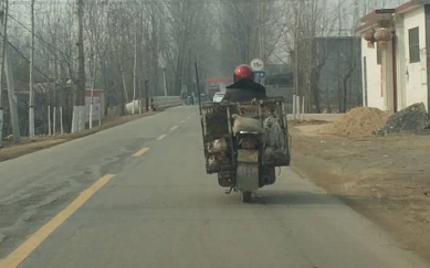 开车偶遇农村偷狗贼,追了一路没追上,可恨!