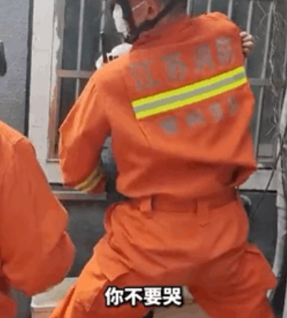 小女孩钻防护架救狗被困,哭着请求消防员:“叔叔,能不能先救狗狗?”