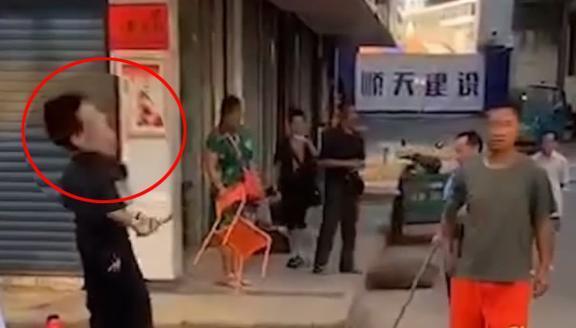私自上街的宠物狗被活活打死:狗无牵绳一律捕杀