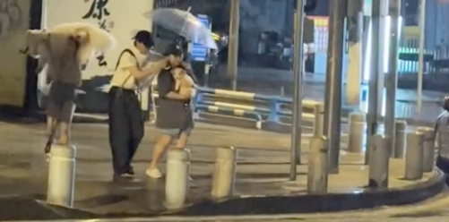 遛狗时突然下起了大雨,女生扛起萨摩耶就跑