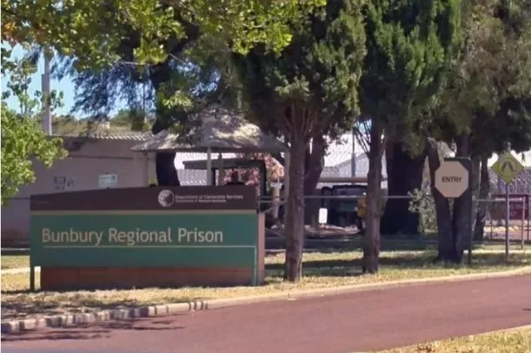 澳洲监狱监狱:把重刑犯和一群恶狗关在一起,几个月以后… 华成快讯关注 2021-11-27 17:54大图模式