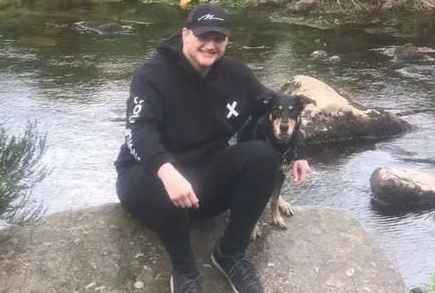 爱玩小狗冲入喷水池唤不回，饲主湿掉“狼狈不堪牵狗”