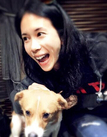 莫文蔚怀抱小狗晒汪星人合影 笑容迷人