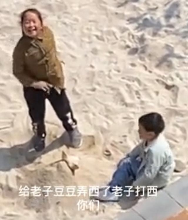 贵州孩子趁爸妈不在把狗埋在沙坑,爸爸崩溃,再晚一步碑都立好了