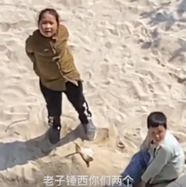 贵州孩子趁爸妈不在把狗埋在沙坑,爸爸崩溃,再晚一步碑都立好了