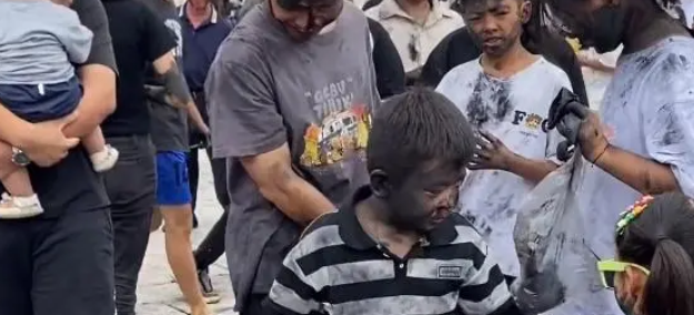 狗狗在普者黑“花脸节”被抹一身黑