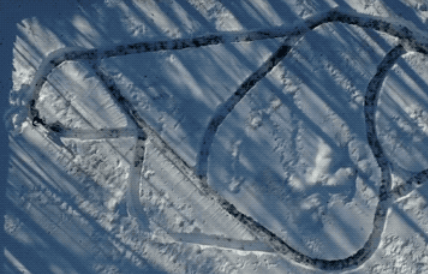 21只狗狗在雪地迷宫奔跑,俯视而下不由得令人羡慕