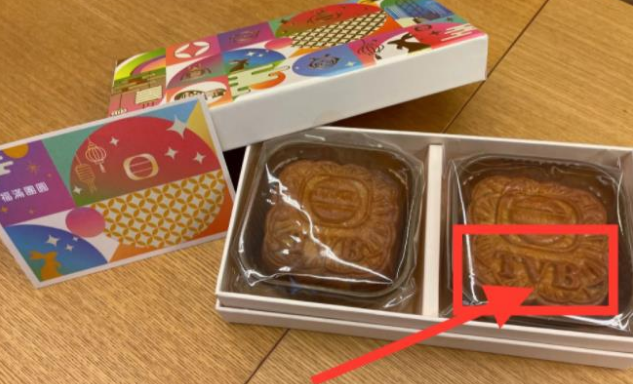 汪明荃和罗家英月饼收多了,竟拿出来喂狗了?