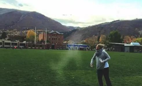 将14岁家狗骨灰烧制硫璃，她见圆珠上浑然一体的黑与白狗脸，红了眼圈…