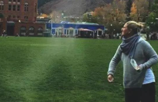 将14岁家狗骨灰烧制硫璃，她见圆珠上浑然一体的黑与白狗脸，红了眼圈…