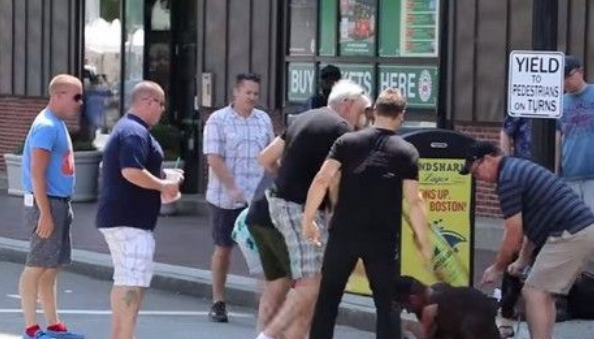 斗牛犬发狂撕咬 米格鲁女主人抵挡浑身血