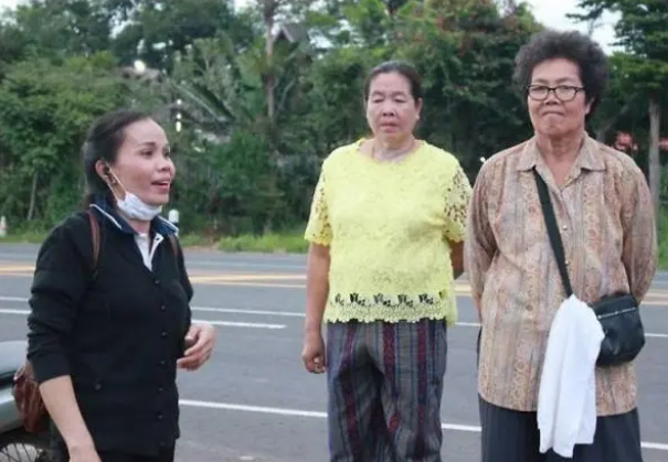 狗狗走丢了,路口等待主人4年,重逢时,它却不跟主人走了