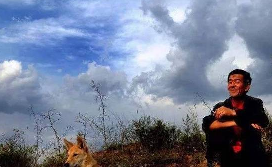 养了十三年的老土狗突然去世,老人含泪将其埋葬