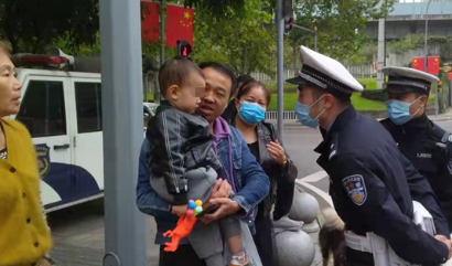 暖心!2岁娃街头迷路 狗狗全程陪伴寻找家人
