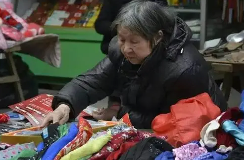 孤寡老人养狗的好处 | 空巢老人养宠物对心理健康有益