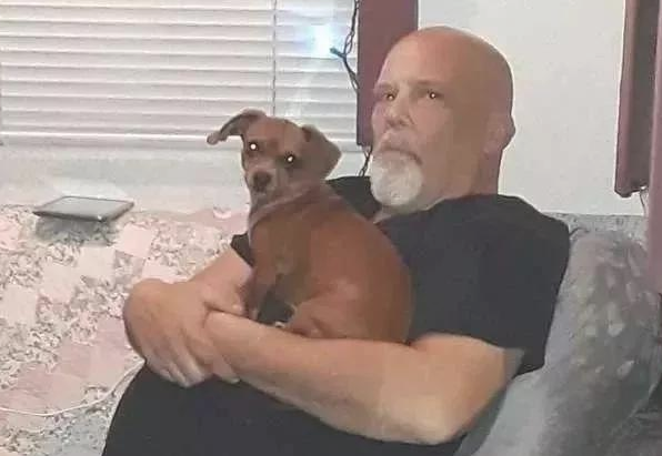 狗狗躺医院病床前,哭着不愿离去,它了解是最后一次见主人家