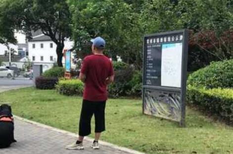 还是有人不知道：遛狗不拴绳，违法！