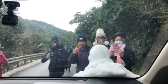 车上用雪捏出逼真白狗 沿路被包围抢拍