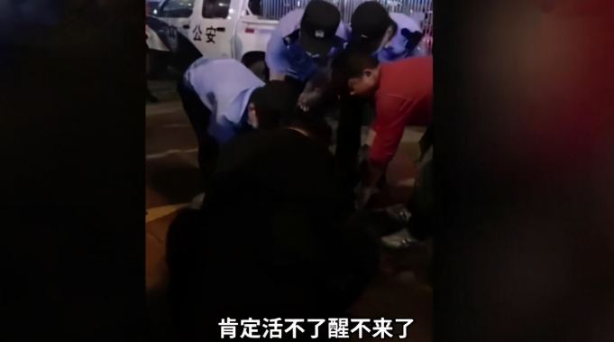 只因泰迪没栓绳被大狗咬死,主人连砍大狗数刀,场面令人害怕