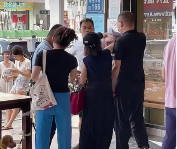 年轻女子强行带狗进超市,不听劝阻被打耳光,围观路人反映亮了