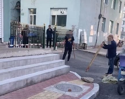 两男子当街持棍打狗,女子哭泣阻止,警方:狗已送往救助站