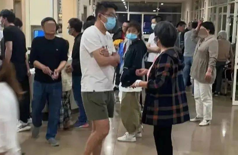 恶犬伤人!紧急调疫苗!21人入院,最小才3岁!近期高发,医生紧急提醒